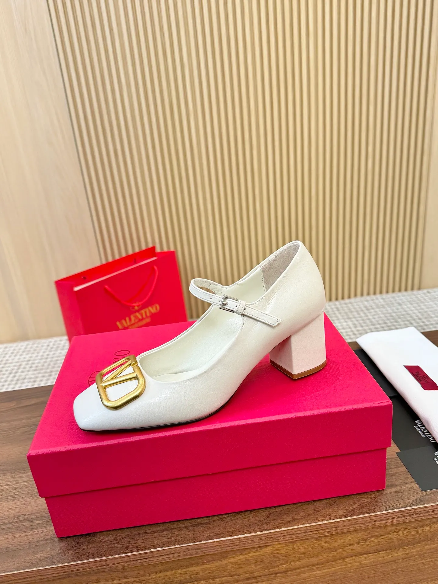 👟👟Ex-factory price 460👟👟 Genuine leather sole + 40 Valentino. Large v-buckle sandals ㊙️Latest series of counters Authentic grade version with perfect details. Authentic products are made one to one. All details are consistent with genuine ones. The upper foot is very pedicure type. The key point is that it is very good and easy to control. It does not grind the feet and does not tire the feet. Walking artifact, exclusive mold opening. The highest version on the market. Fabric: imported mixed sheepskin, lining and foot pads are all sheepskin. Code number (34 to 42) Customized sizes 34 and 42 are non-refundable and non-exchangeable. Heel height: 7.5CM, rubber sole, leather sole +40
